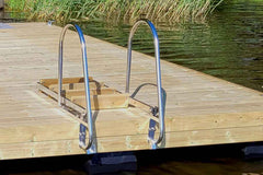 Ruostumattomat uimaportaat käännetty laiturin kannen päälle.  Uimaportaat on hyvä kääntää kannen päälle vedestä talveksi ja jos on pidempiä aikoja ettei uimaportaille ole käyttöä. 