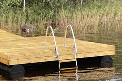 Uimaportaat ruostumattomasta teräksestä laituriin kiinnitettynä. Porrasosuus käännettävissä laiturin päälle, jos uimaportaat ovat pidempiä aikoja käyttämättömänä.